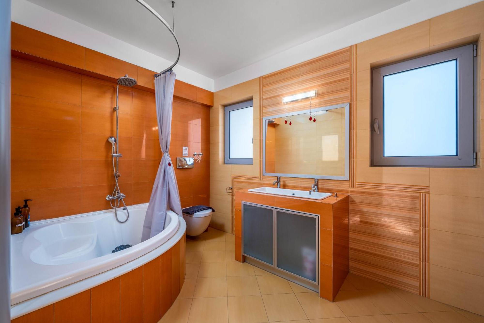 Zafira - Seaview Manor With Heated Pool